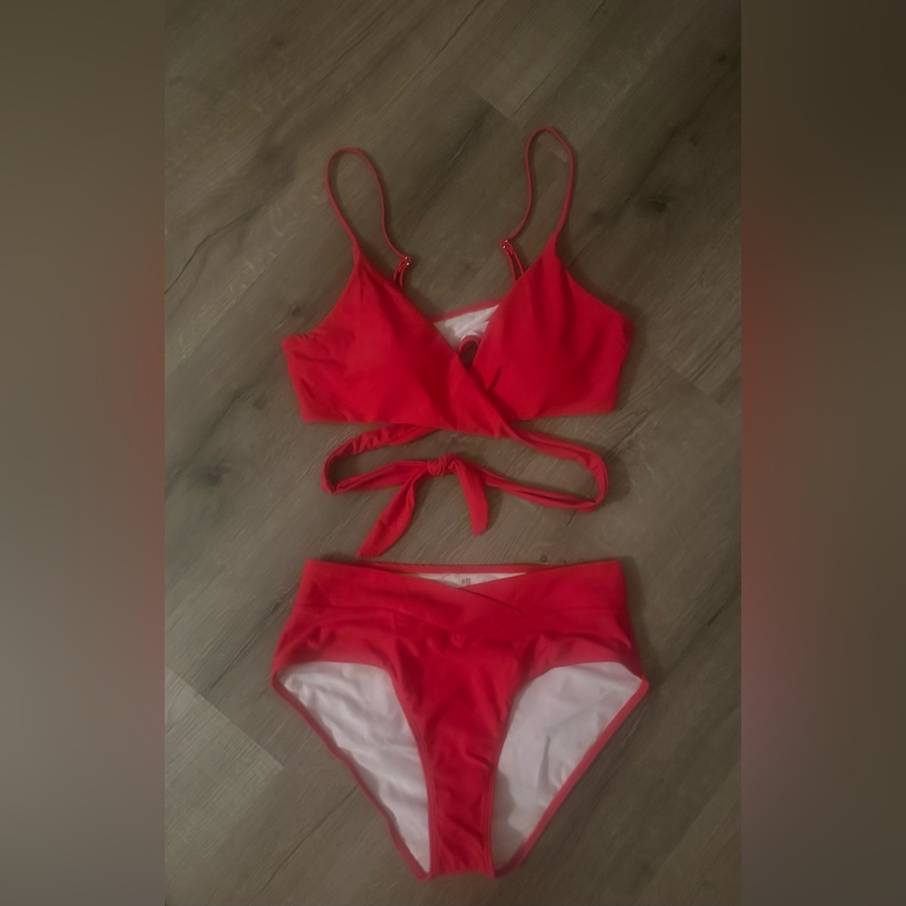 Twist tie red bikini size large